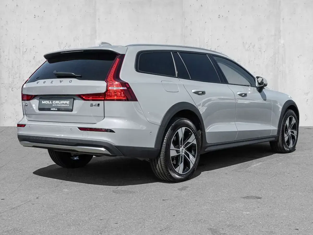 Gebraucht Volvo V60 CC 197 PS (144 kW) 2024 Vapour grey / metallic Kombi