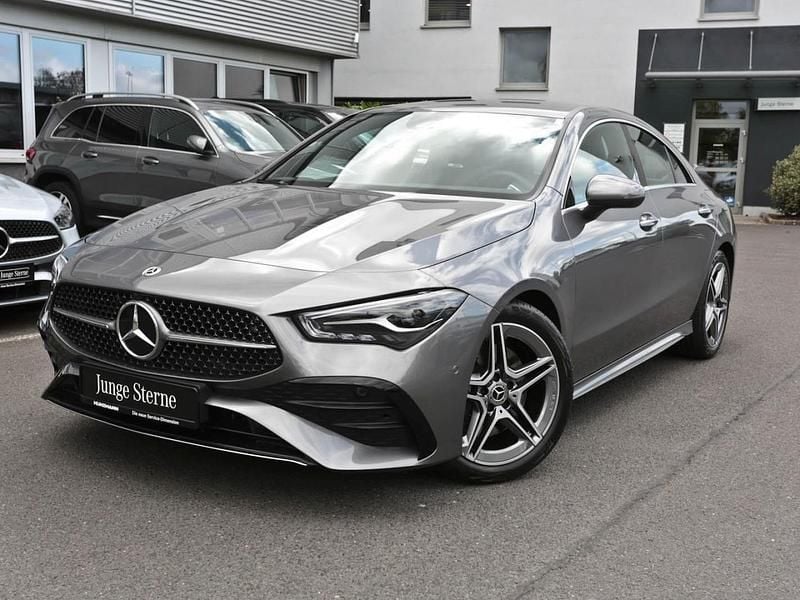 Mountaingrau metallic Gebraucht 2025 Mercedes CLA200 AMG Coupé | 35.250 € (Fairer Preis) - Bild 1/4