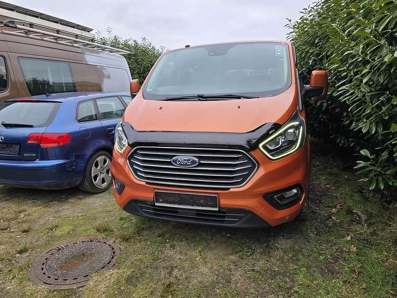 Gebraucht Ford Tourneo Titanium X 170 PS (125 kW) 2018 Orange Van / Kleinbus