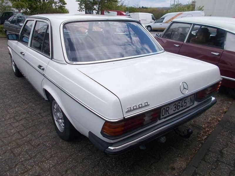 Gebraucht Mercedes 300 88 PS (64 kW) 1984 Weiß Limousine