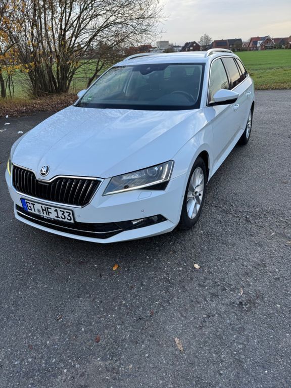 Weiß Gebraucht 2017 Skoda Superb Style Kombi | 12.500 € (Guter Preis) - Bild 1/4
