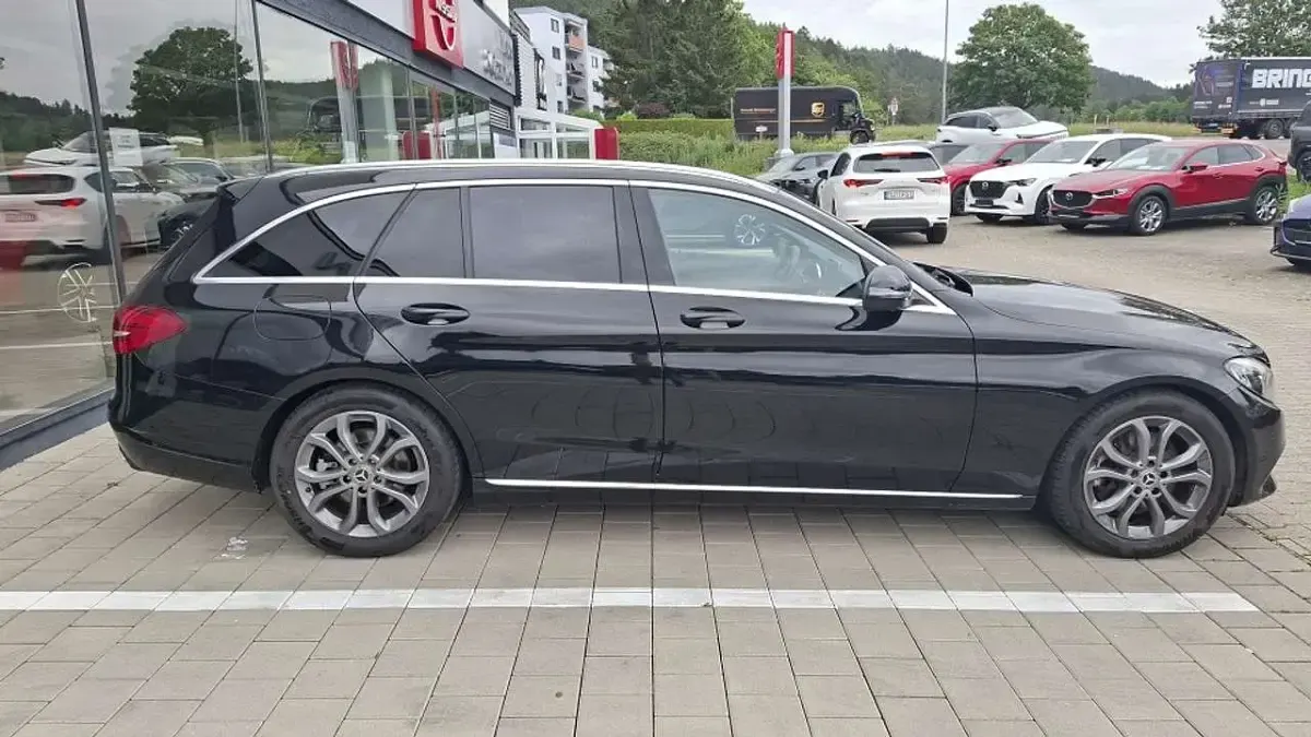 Gebraucht Mercedes C300 Avantgarde 245 PS (180 kW) 2017 Obsidianschwarz  metallic Kombi