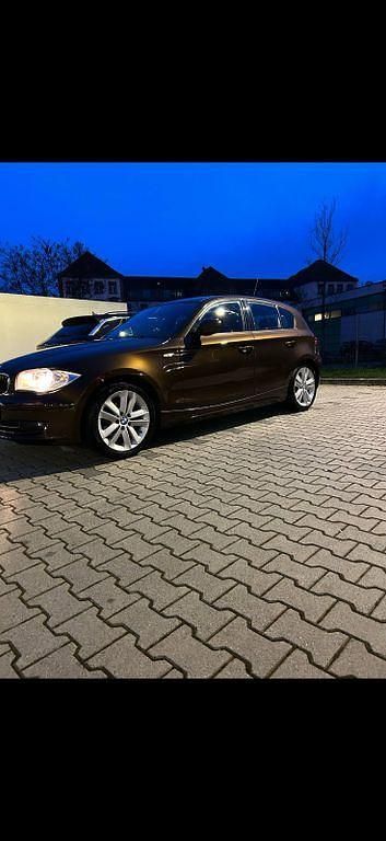 Braun Gebraucht 2011 BMW 116 Lifestyle Kleinwagen | 3.999 € (Superpreis) - Bild 1/4
