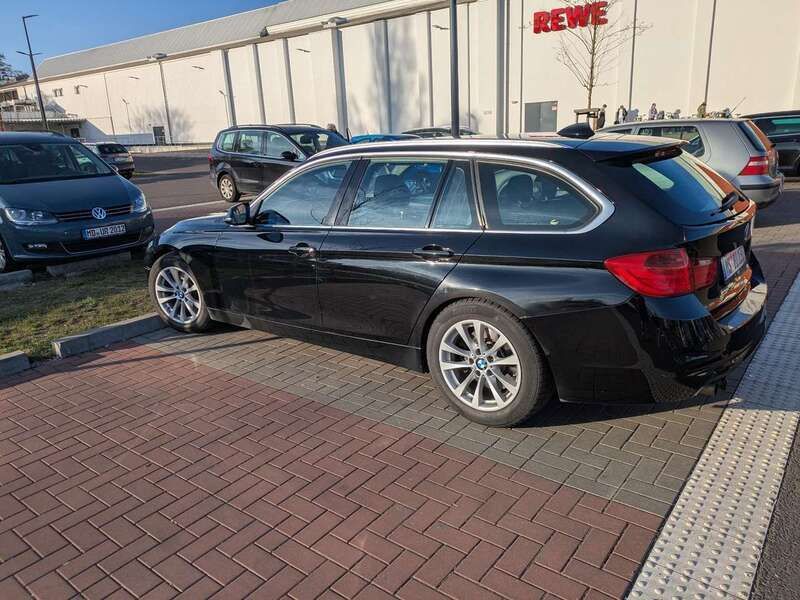 Schwarz Gebraucht 2013 BMW 330 Kombi | 9.500 € - Bild 1/4