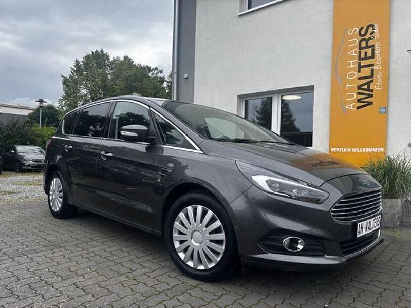 Grau Gebraucht 2018 Ford S-MAX Titanium Van / Kleinbus | 17.885 € (Fairer Preis) - Bild 1/4