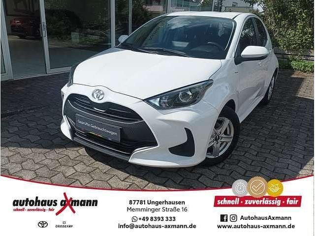 Schneeweiß Gebraucht 2024 Toyota Yaris Hybrid Comfort Limousine | 20.890 € (Guter Preis) - Bild 1/4