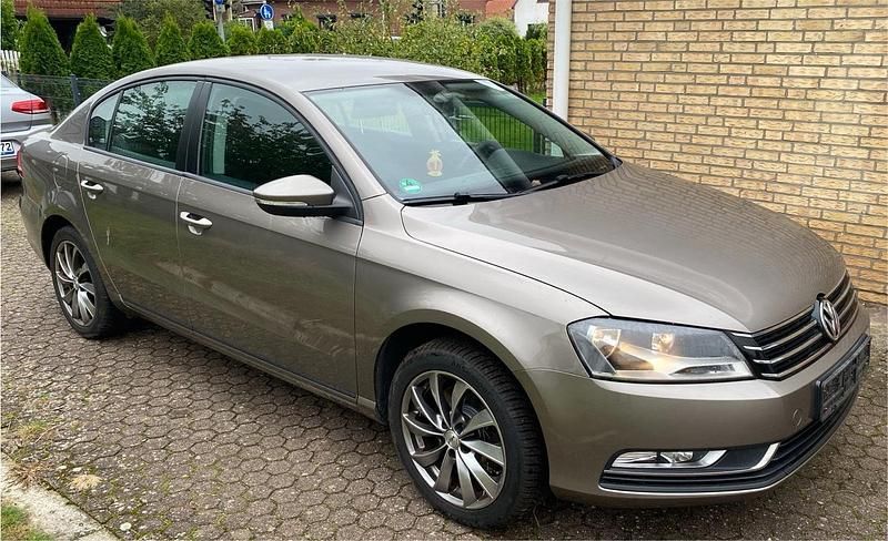 Braun Gebraucht 2011 VW Passat Limousine | 4.999 € (Guter Preis) - Bild 1/4
