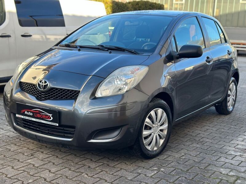Grau Gebraucht 2009 Toyota Yaris Basis Limousine | 2.990 € (Fairer Preis) - Bild 1/4