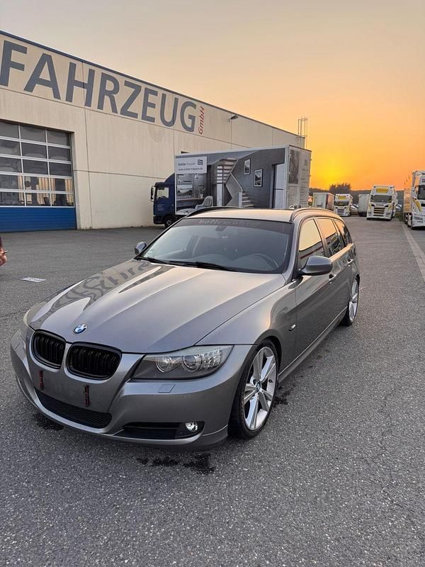 Gebraucht BMW 320 Performance 170 PS (125 kW) 2011 Grau Kombi