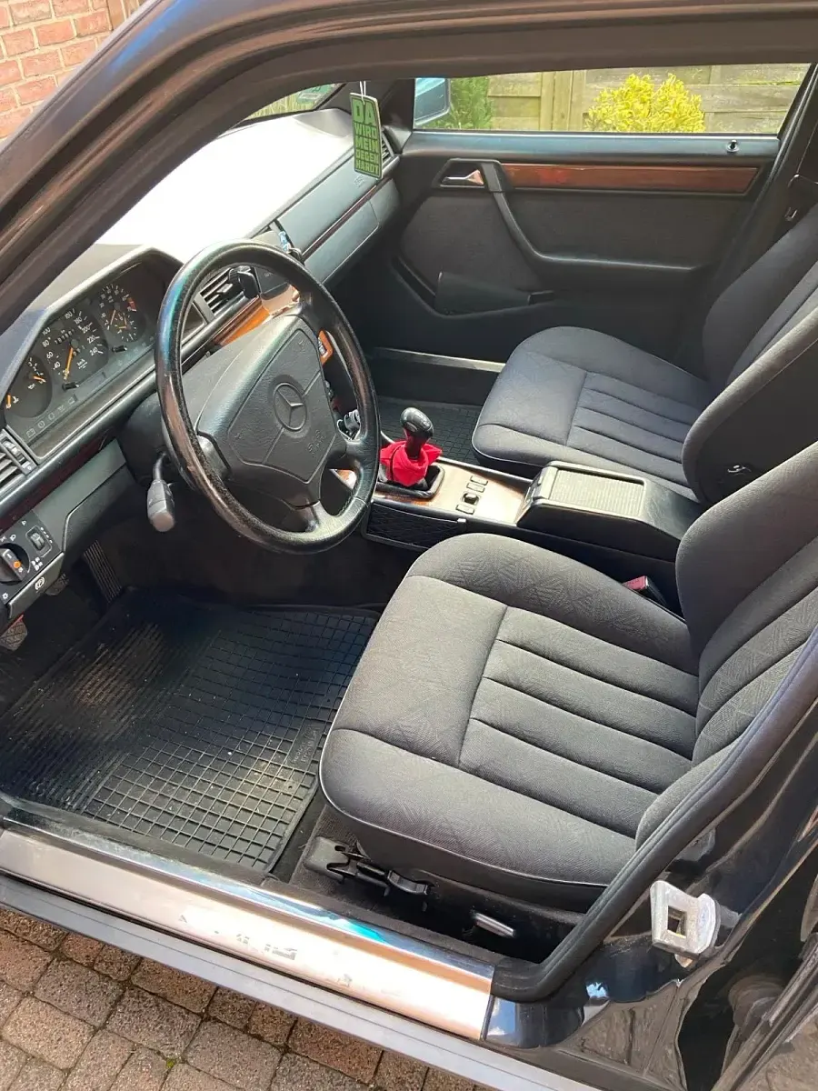 Gebraucht Mercedes 220 150 PS (110 kW) 1995 Schwarz Kombi