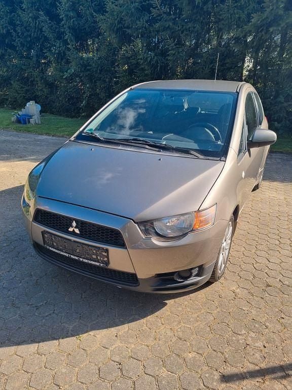 Grau Gebraucht 2012 Mitsubishi Colt Motion Limousine | 6.250 € (Fairer Preis) - Bild 1/4