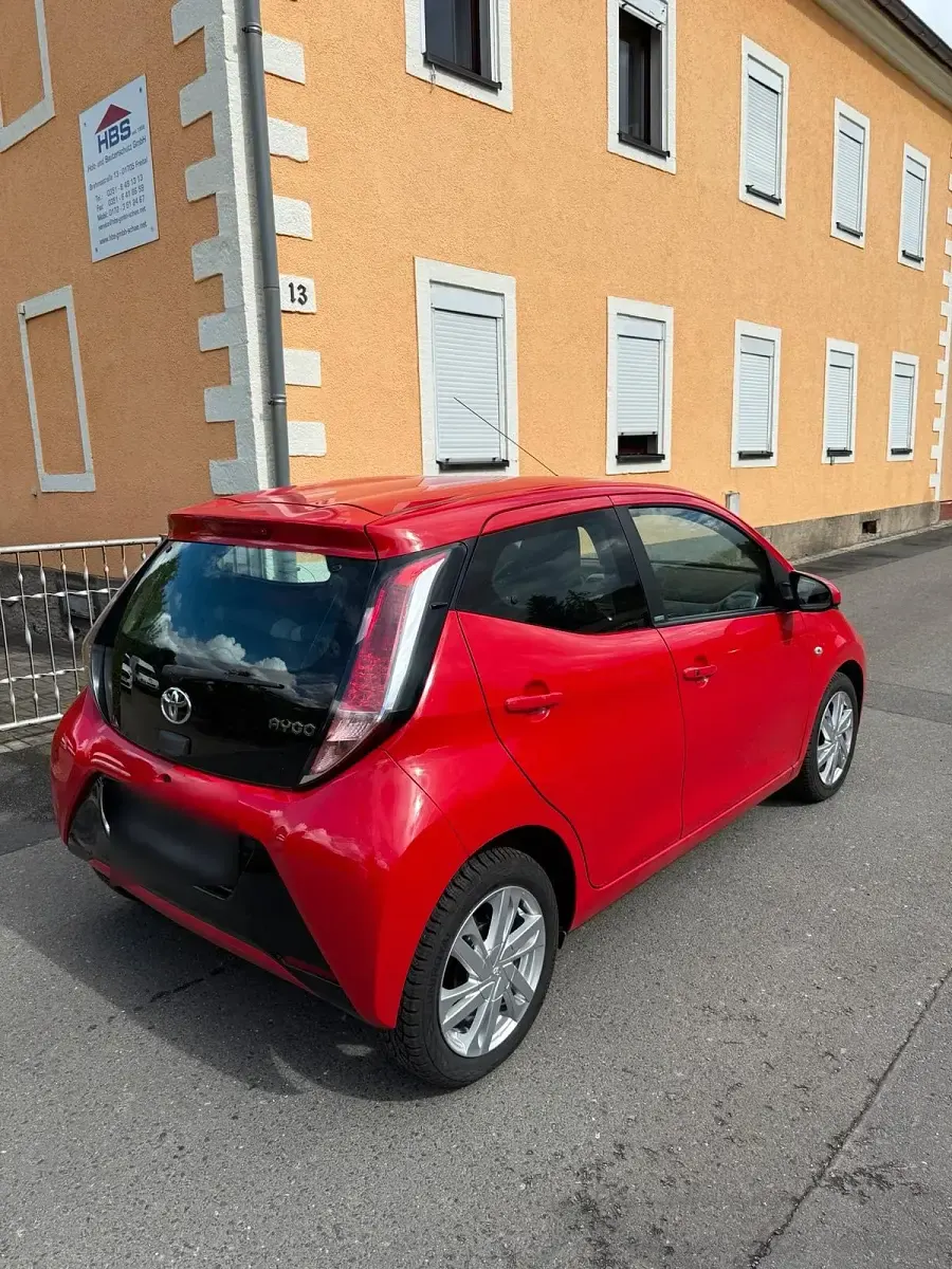 Gebraucht Toyota Aygo 70 PS (51 kW) 2016 Rot Kleinwagen