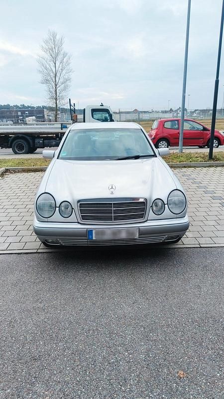 Gebraucht Mercedes E240 170 PS (125 kW) 2000 Silber Limousine