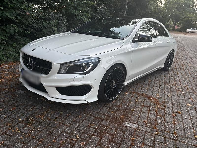 Weiß Gebraucht 2014 Mercedes CLA200 AMG line Coupé | 16.500 € (Etwas zu teuer) - Bild 1/4