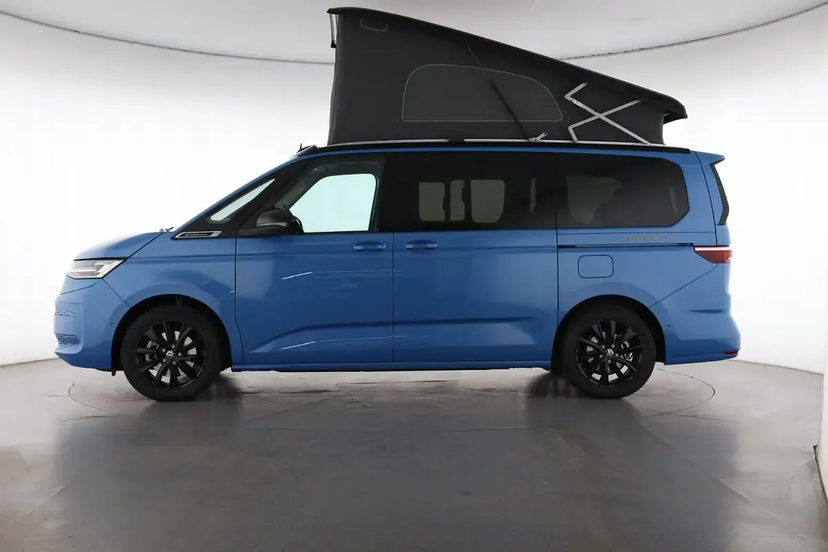 Gebraucht VW T7 Beach 245 PS (180 kW) 2026 Medium blue / deep black perleff Van