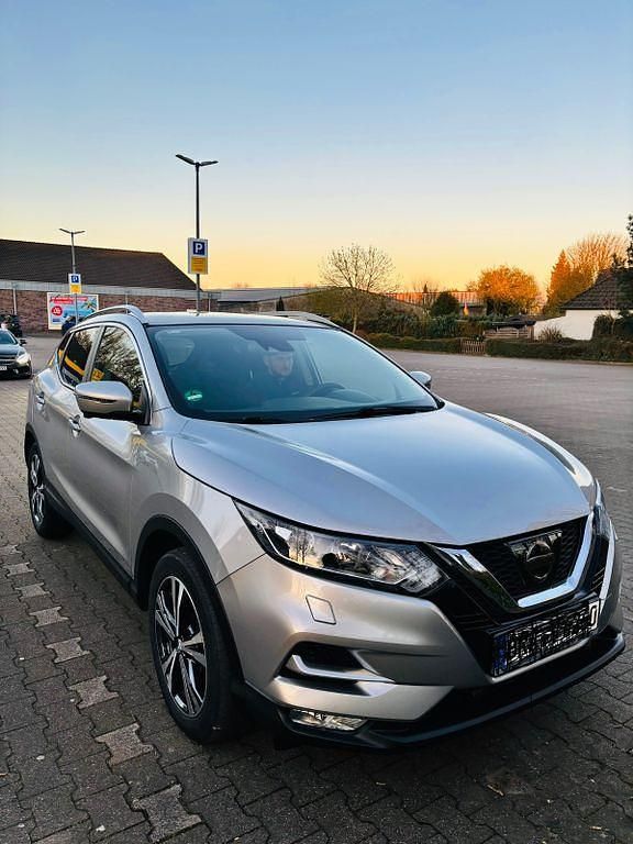 Grau Gebraucht 2017 Nissan Qashqai N-Connecta SUV | 11.900 € (Fairer Preis) - Bild 1/4