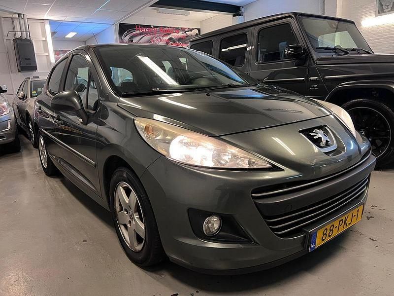 Gebraucht Peugeot 207 Style 92 PS (67 kW) 2011 Grau Limousine
