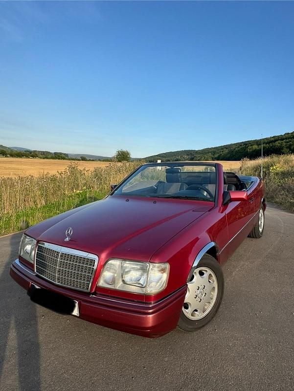 Rot Gebraucht 1993 Mercedes E220 Cabrio | 28.000 € - Bild 1/4