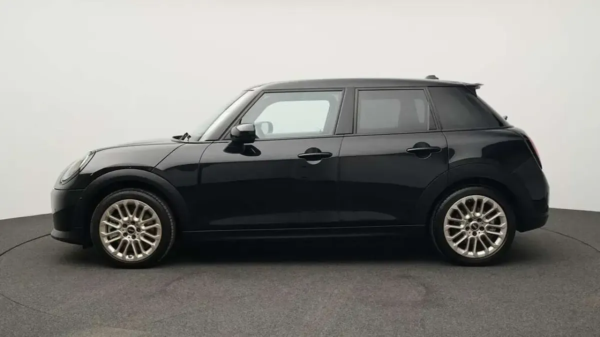 Second-hand Mini Cooper S Favoured 204 CP (150 kW) 2025 Negru Hatchback