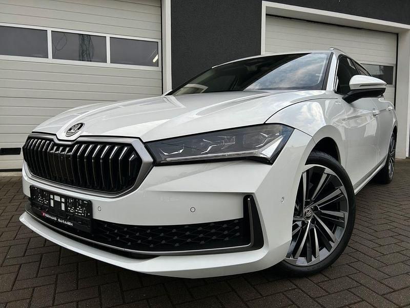 Weiß Gebraucht 2025 Skoda Superb LAURIN & KLEMENT Kombi | 45.950 € (Fairer Preis) - Bild 1/4