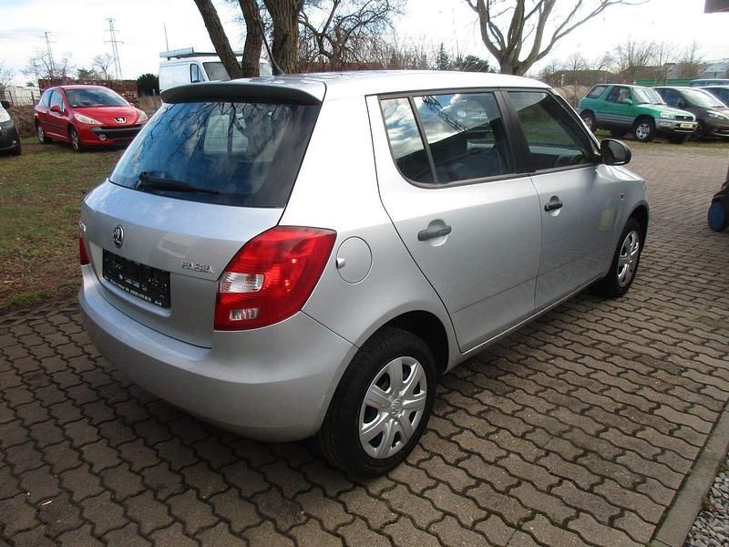 Gebraucht Skoda Fabia Active 60 PS (44 kW) 2015 Silber Kleinwagen