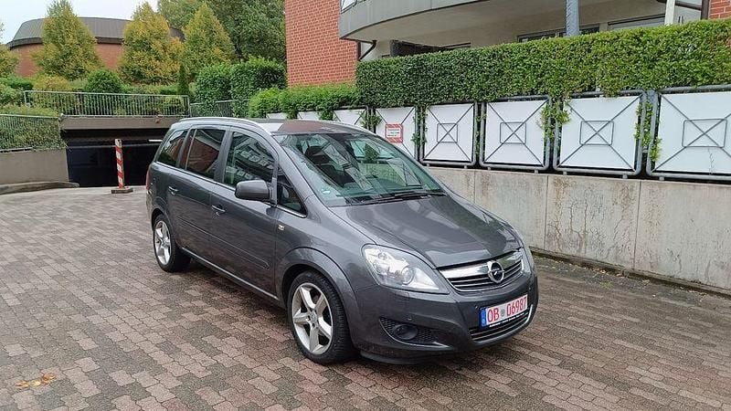 Grau Gebraucht 2012 Opel Zafira Family Van / Kleinbus | 2.790 € (Superpreis) - Bild 1/4