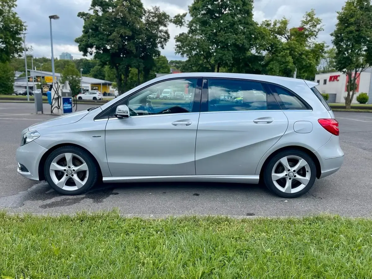 Gebraucht Mercedes B200 153 PS (112 kW) 2012 Silber Kleinwagen