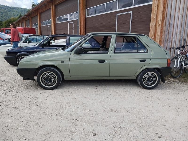 Grün Gebraucht 1990 Skoda Favorit Kleinwagen | 6.200 € - Bild 1/4