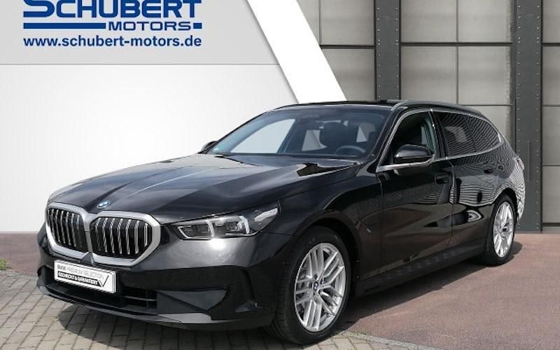 Schwarz Gebraucht 2025 BMW 530e Comfort Edition Kombi | 64.985 € - Bild 1/4