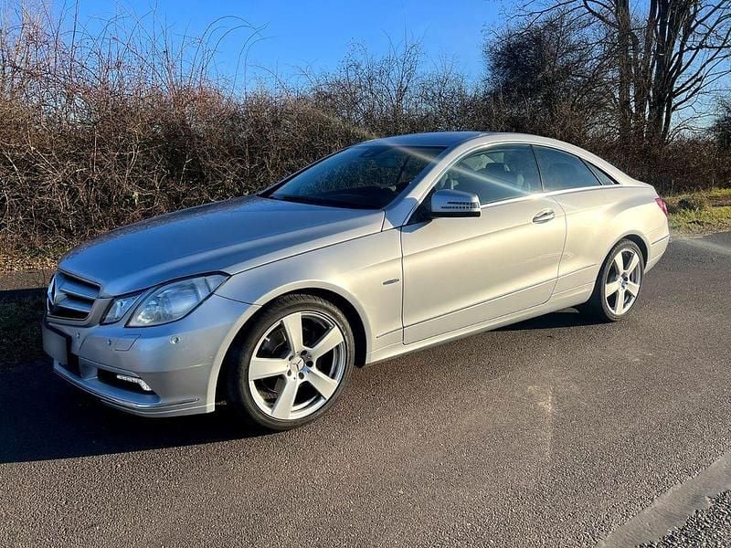 Silber Gebraucht 2010 Mercedes E250 Coupé | 14.900 € (Fairer Preis) - Bild 1/4