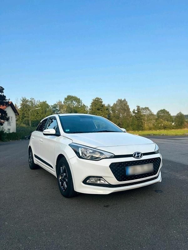 Weiß Gebraucht 2017 Hyundai i20 Active Kleinwagen | 8.500 € (Fairer Preis) - Bild 1/4