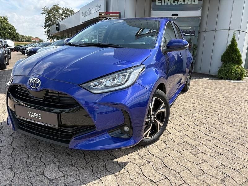 Blau Neu 2025 Toyota Yaris Hybrid Limousine | 28.390 € (Etwas zu teuer) - Bild 1/4