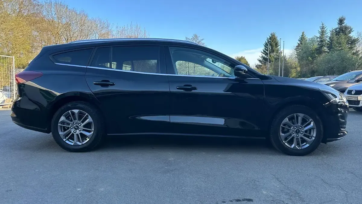 Gebraucht Ford Focus Titanium 125 PS (91 kW) 2022 Schwarz Kombi