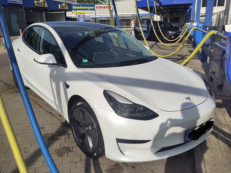 Weiß Gebraucht 2021 Tesla Model 3 Standard Range Plus Limousine | 24.800 € (Fairer Preis) - Bild 1/4