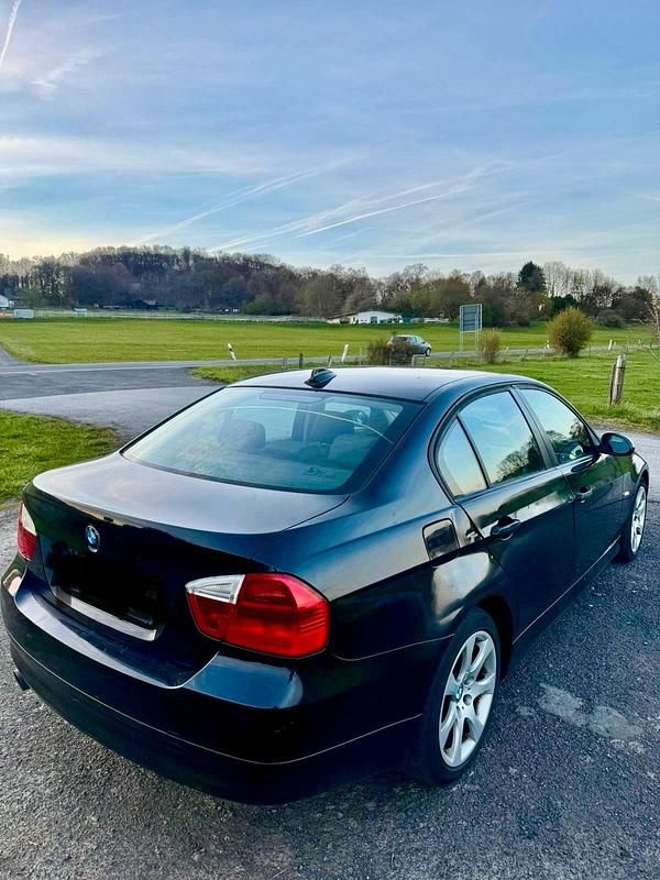 Gebraucht BMW 318 122 PS (89 kW) 2008 Schwarz Limousine