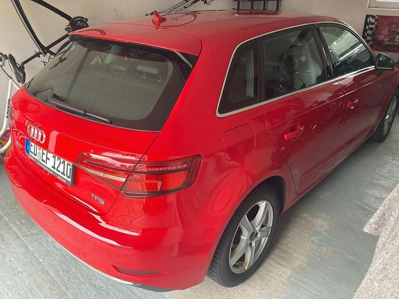 Gebraucht Audi A3 Sport 150 PS (110 kW) 2018 Rot Limousine