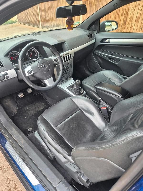 Second-hand Opel Astra 150 CP (110 kW) 2006 Albastru Coupe