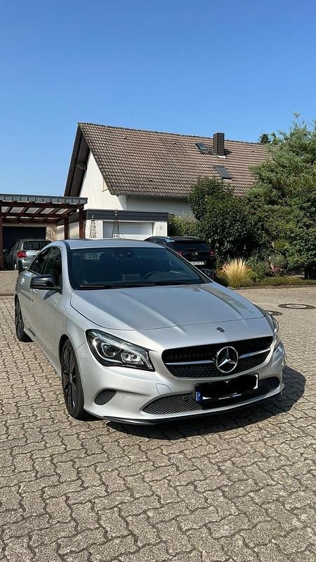 Silber Gebraucht 2017 Mercedes CLA180 Limousine | 19.900 € (Etwas zu teuer) - Bild 1/4