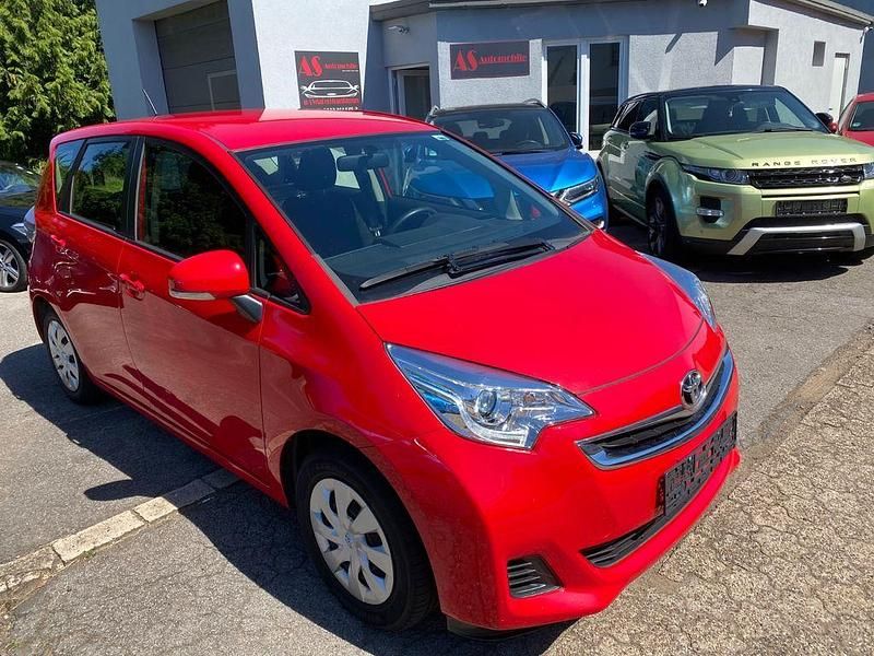 Rot Gebraucht 2014 Toyota Verso-S Cool Van / Kleinbus | 7.990 € (Fairer Preis) - Bild 1/4