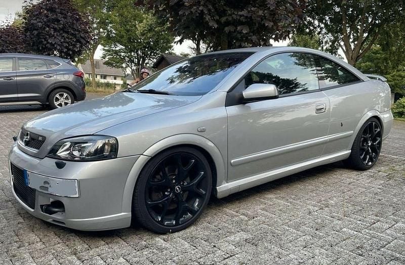Silber Gebraucht 2002 Opel Astra Coupé | 8.999 € - Bild 1/4