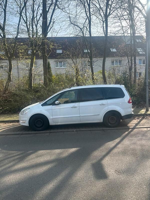 Gebraucht Ford Galaxy 140 PS (102 kW) 2013 Weiß Van / Kleinbus