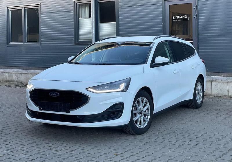 Weiß Gebraucht 2022 Ford Focus Cool & Connect Limousine | 13.700 € (Fairer Preis) - Bild 1/4
