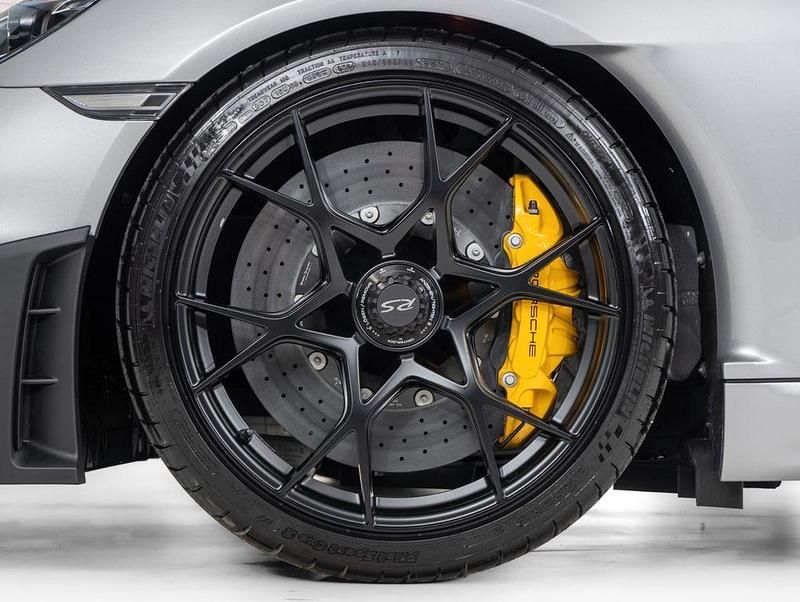 Neu Porsche 718 Cayman GT4 500 PS (367 kW) 2025 Silber Coupé