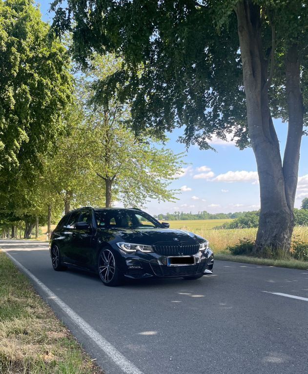 Schwarz Gebraucht 2020 BMW 330 M Sport Kombi | 38.700 € (Teuer) - Bild 1/4