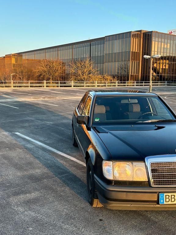 Gebraucht Mercedes 200 118 PS (86 kW) 1990 Schwarz Limousine