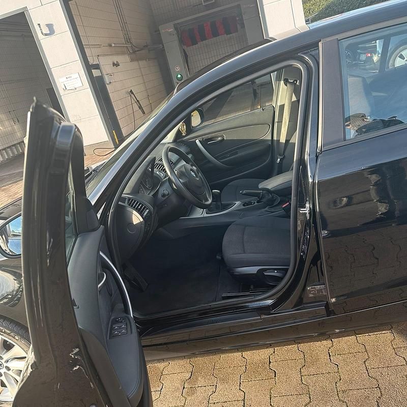 Gebraucht BMW 116 122 PS (89 kW) 2010 Schwarz Kleinwagen