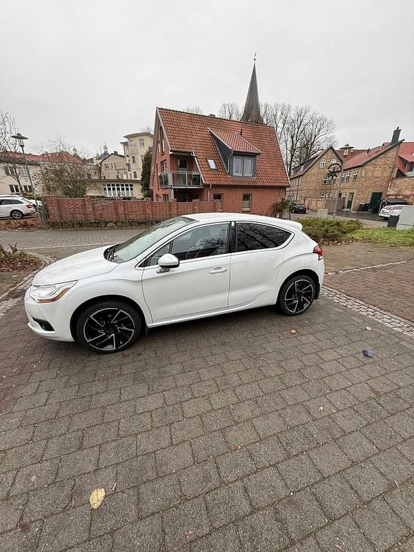 Weiß Gebraucht 2013 Citroën DS4 Kleinwagen | 8.000 € (Guter Preis) - Bild 1/4