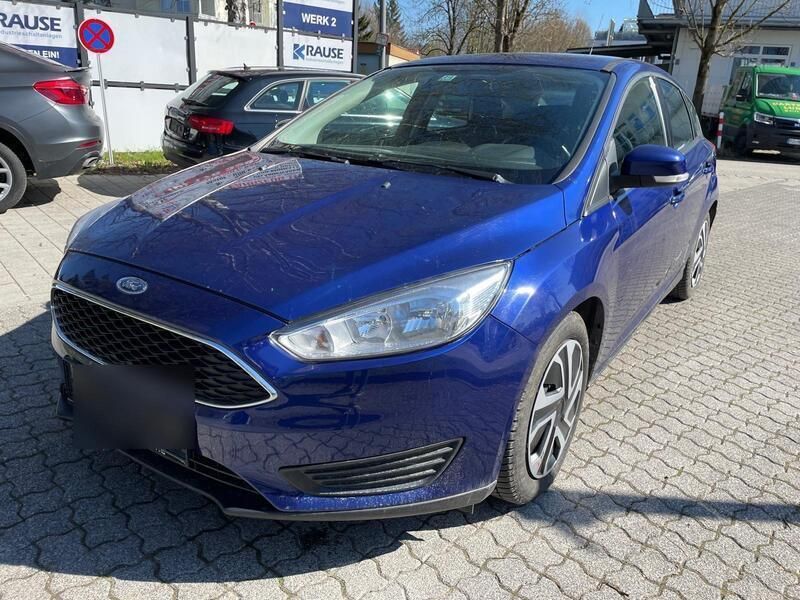 Blau Gebraucht 2015 Ford Focus Limousine | 4.399 € - Bild 1/4