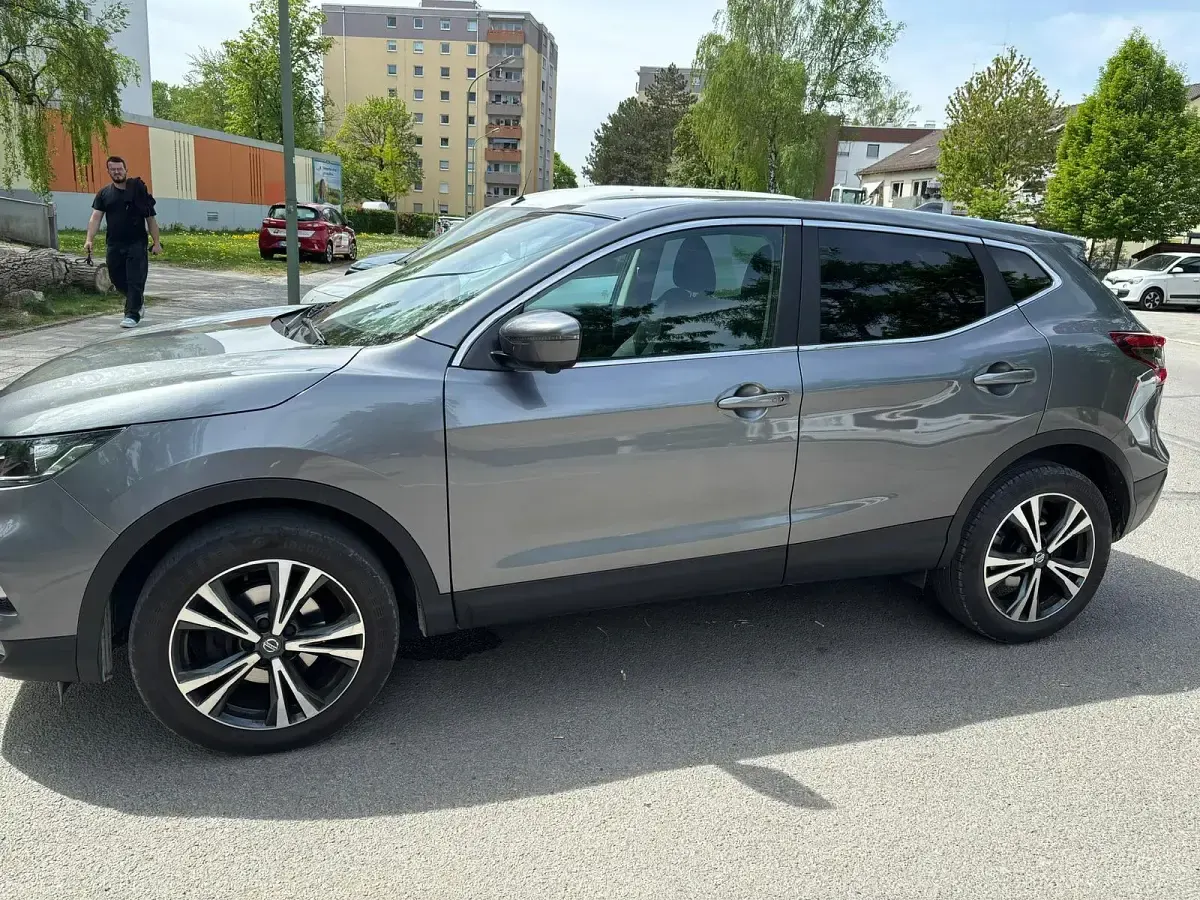 Gebraucht Nissan Qashqai 116 PS (85 kW) 2018 Grau SUV