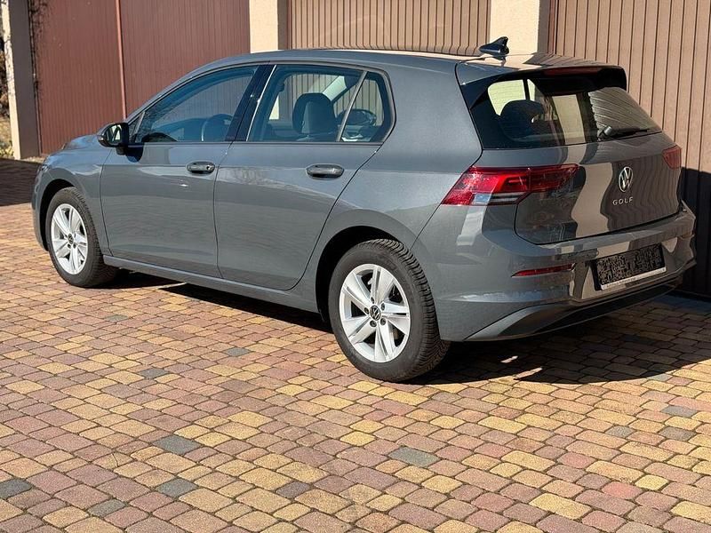 Gebraucht VW Golf VIII Life 131 PS (96 kW) 2024 Grau Limousine
